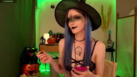 Snapshot of violettessa chatting on 28, 10, 2025 violettessa online show from 28, 10, 2025