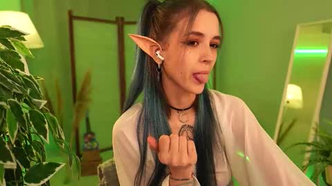 Snapshot of violettessa chatting on 13, 11, 2025 violettessa online show from 13, 11, 2025