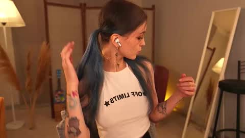 Snapshot of violettessa chatting on 14, 11, 2025 violettessa online show from 14, 11, 2025