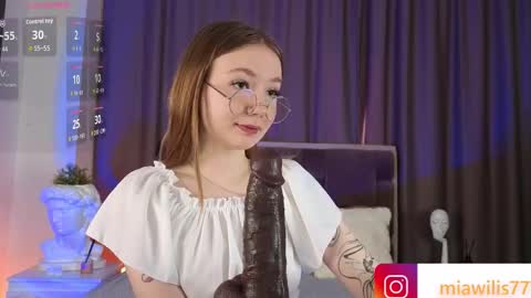 Mia  dont forget to thumbs up me online show from 27, 9, 2025