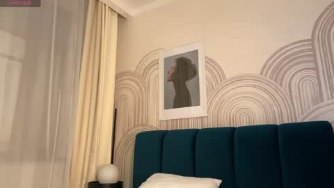 Vivian Evans online show from 18, 4, 2026