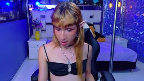 Snapshot of vivienne_hadid chatting on 25, 5, 2026 vivienne hadid online show from 25, 5, 2026