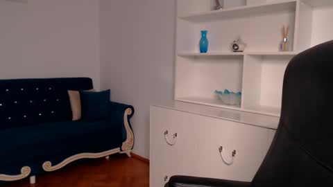 Vivienne online show from 6, 3, 2025