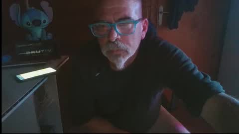 Snapshot of vuda77 chatting on 14, 11, 2025 oscar online show from 14, 11, 2025