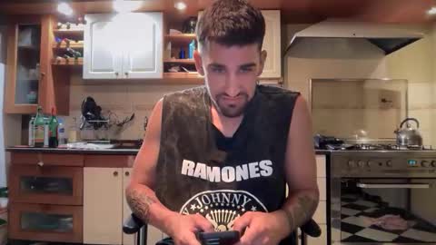 Snapshot of wat___sapbody chatting on 22, 12, 2025 wearetwo online show from 22, 12, 2025