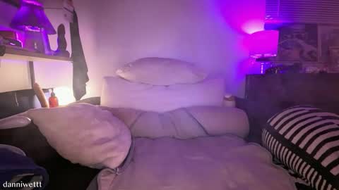 Snapshot of wettt93 chatting on 7, 11, 2025 danni online show from 7, 11, 2025