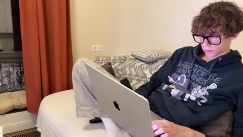 Mia  Please help me to reach 100 thumps up online show from 28, 11, 2025