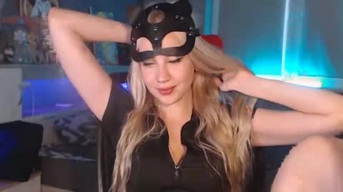 Whitekittykitten online show from 31, 10, 2025