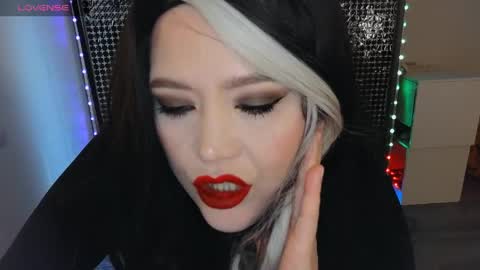 Laura  online show from 15, 4, 2026