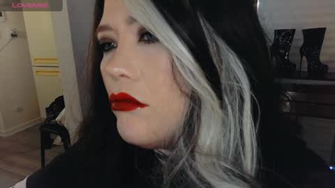 Laura  online show from 15, 4, 2026