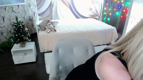 Snapshot of wow_co chatting on 12, 12, 2024 wow_co online show from 12, 12, 2024