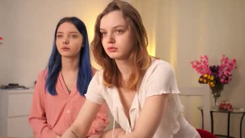 Snapshot of xiaobrunscheen chatting on 10, 11, 2025 Luna and Lina online show from 10, 11, 2025