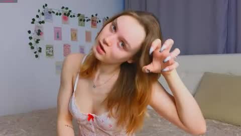 Snapshot of xiaobrunscheen chatting on 4, 12, 2025 Luna and Lina online show from 4, 12, 2025