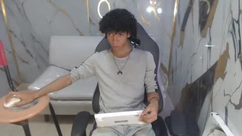 Snapshot of xion_ez chatting on 8, 11, 2025 xion_ez online show from 8, 11, 2025