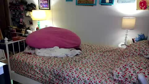 Strawberry Jane online show from 25, 4, 2026