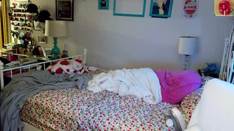 Snapshot of xxstrawberryjanexx chatting on 19, 5, 2026 Strawberry Jane online show from 19, 5, 2026