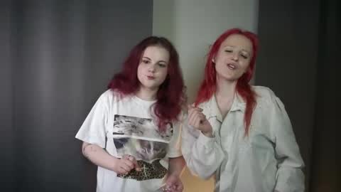 Snapshot of yajairamichaux chatting on 5, 5, 2026 Gina and Mia online show from 5, 5, 2026