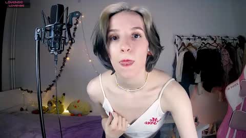 Snapshot of yellow_songbird chatting on 5, 3, 2025 Liya online show from 5, 3, 2025