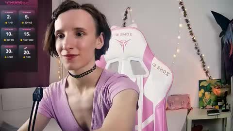 Snapshot of yellow_songbird chatting on 25, 10, 2025 Liya online show from 25, 10, 2025