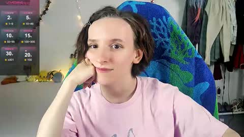 Snapshot of yellow_songbird chatting on 31, 10, 2025 Liya online show from 31, 10, 2025