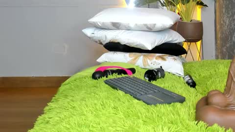 Snapshot of yiseth_02 chatting on 22, 12, 2025 roxie reyes online show from 22, 12, 2025