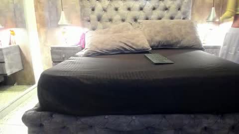 yiyisandoval online show from 10, 11, 2025