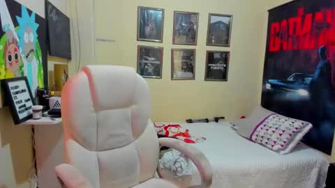 Snapshot of yker18 chatting on 5, 10, 2025 yker online show from 5, 10, 2025