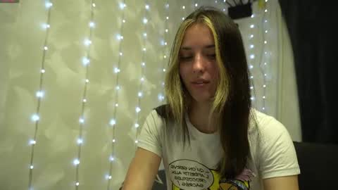 Snapshot of your_little_flexible_girl chatting on 5, 5, 2026 Meri online show from 5, 5, 2026