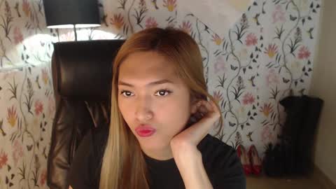 Snapshot of yourfavorateroxxx chatting on 6, 1, 2025 Roxxx online show from 6, 1, 2025