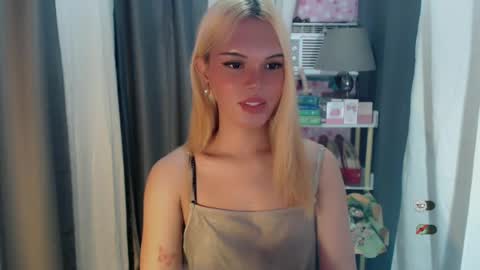 Snapshot of yourlovekylie chatting on 18, 6, 2026 KYLIE MORE online show from 18, 6, 2026