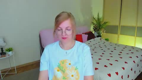 Snapshot of youruniverser chatting on 12, 7, 2026 Alice online show from 12, 7, 2026