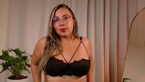 Snapshot of zara_nova chatting on 21, 12, 2025 Zara Nova online show from 21, 12, 2025