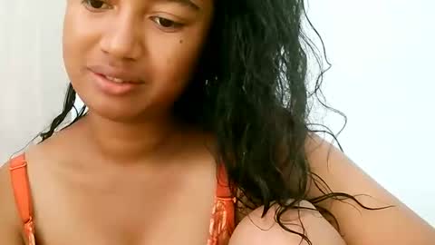 Snapshot of zina479102 chatting on 6, 5, 2026 elly online show from 6, 5, 2026