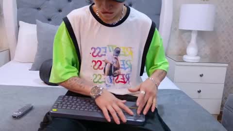 Zoe Krug online show from 27, 9, 2025