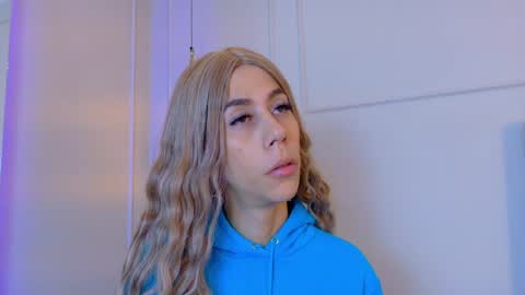 Snapshot of zoeypetit chatting on 12, 5, 2026 Zoey online show from 12, 5, 2026