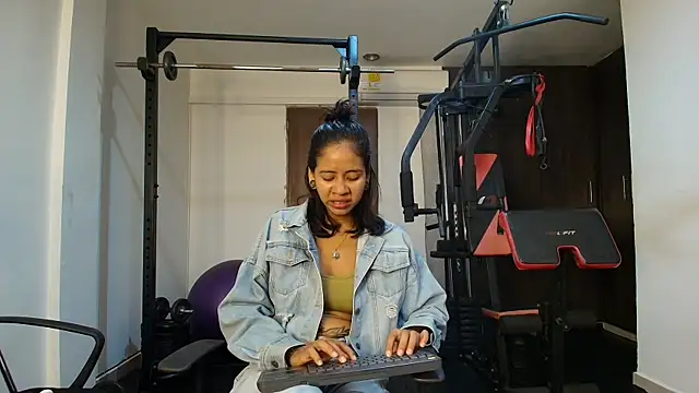 Snapshot of JuliKim_ chatting on 11, 10, 2025 JuliKim online show from 11, 10, 2025