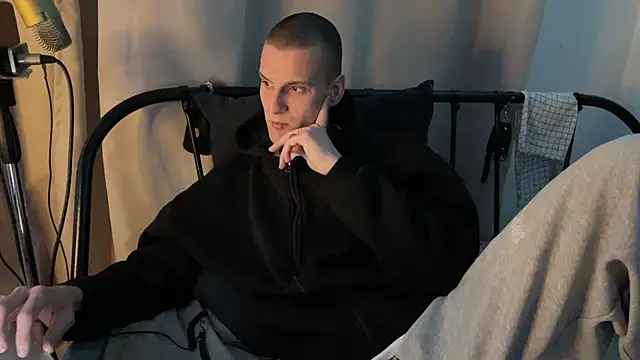 ETHAN MOORE online show from 25, 4, 2026