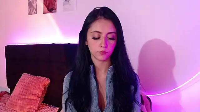 Coralinnee  online show from 7, 3, 2025