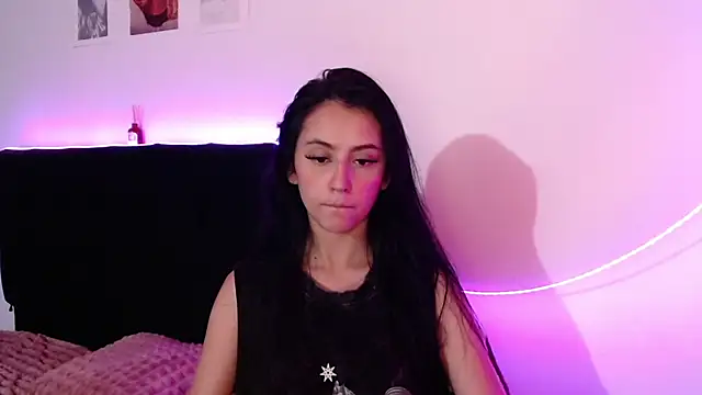 Coralinnee  online show from 19, 3, 2025