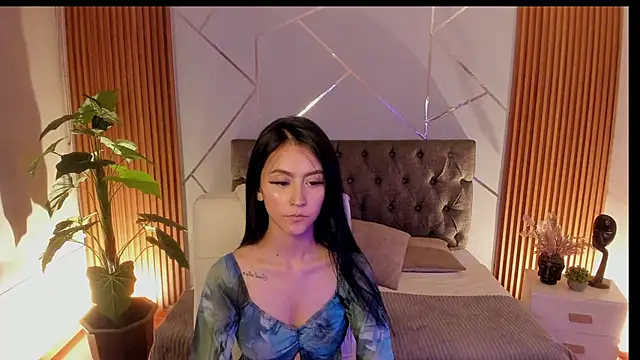 Coralinnee  online show from 10, 9, 2025