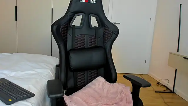 Snapshot of june_desire chatting on 11, 1, 2025 june desire online show from 11, 1, 2025