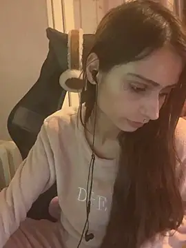 LaPetitechienne1 online show from 27, 1, 2025