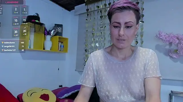 Snapshot of yasmin_goldenst chatting on 16, 1, 2025 yasmin goldenst online show from 16, 1, 2025