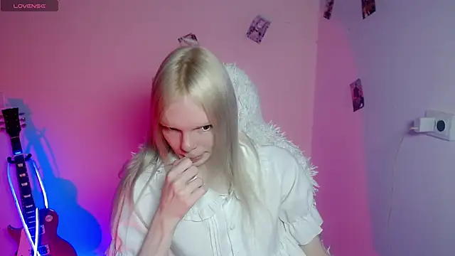 Snapshot of Emily_Nyaffee chatting on 4, 4, 2026 Emily Nyaffee online show from 4, 4, 2026