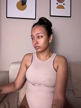 Snapshot of DianaHopson chatting on 10, 7, 2026 DianaHopson online show from 10, 7, 2026