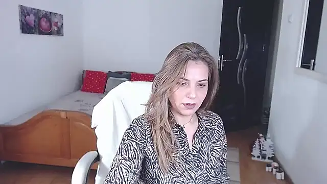 Snapshot of evamaria2024 chatting on 4, 12, 2025 evamaria2024 online show from 4, 12, 2025