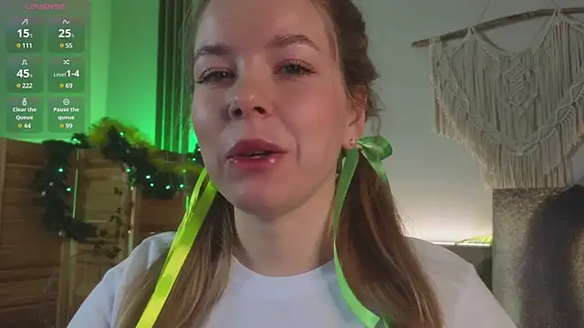 Snapshot of milly_shy chatting on 30, 12, 2024 milly shy online show from 30, 12, 2024