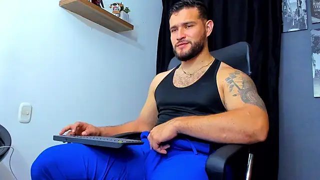 Snapshot of AndrewDiaz chatting on 22, 12, 2025 AndrewDiaz online show from 22, 12, 2025