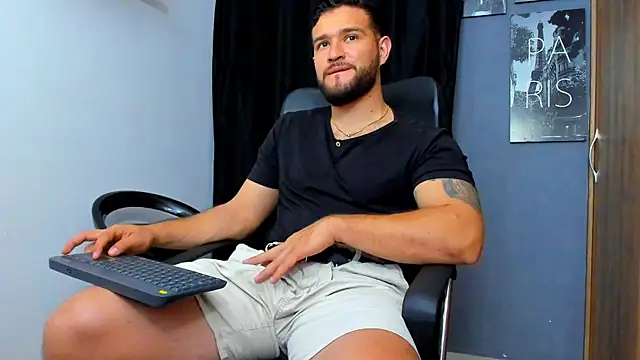 Snapshot of AndrewDiaz chatting on 23, 12, 2025 AndrewDiaz online show from 23, 12, 2025