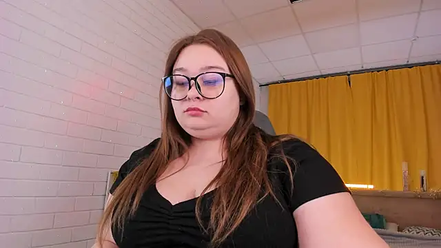 Snapshot of KimberlyMaran chatting on 5, 1, 2025 KimberlyMaran online show from 5, 1, 2025